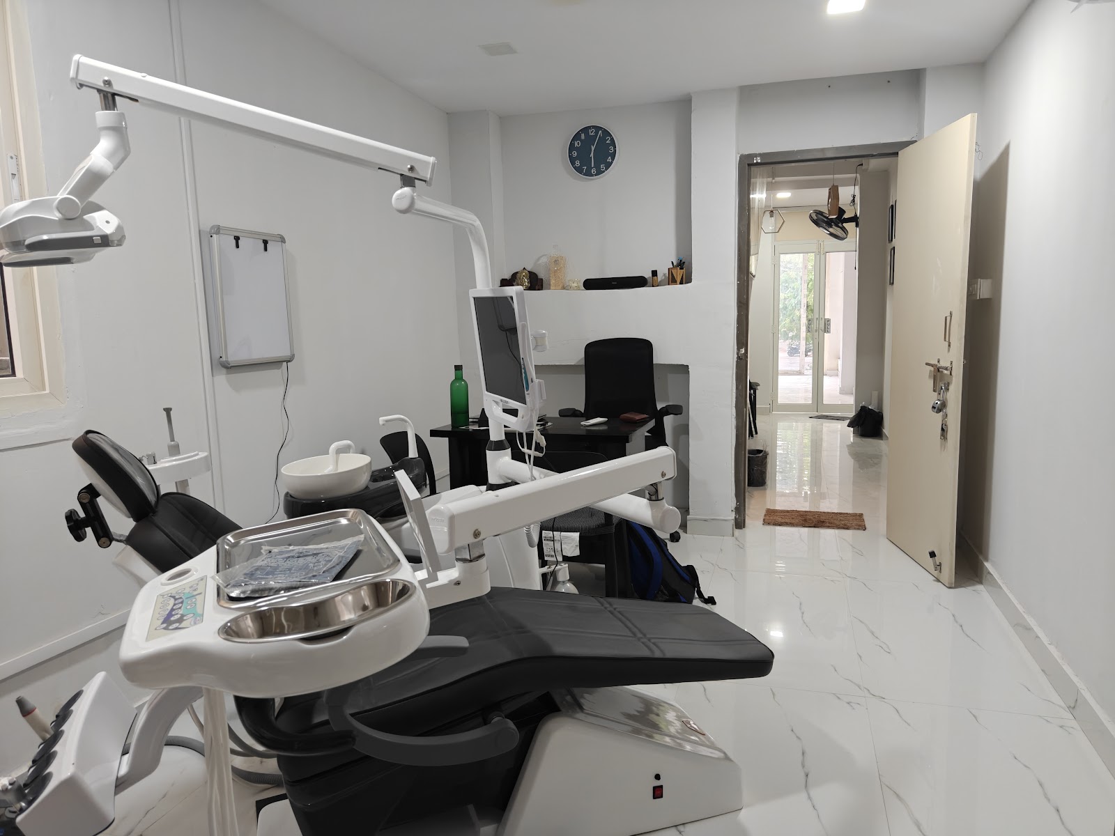 ORIS Speciality Dentistry real operatory suite in Mathrusree Nagar, Miyapur with ergonomic dental chair and surgical lighting